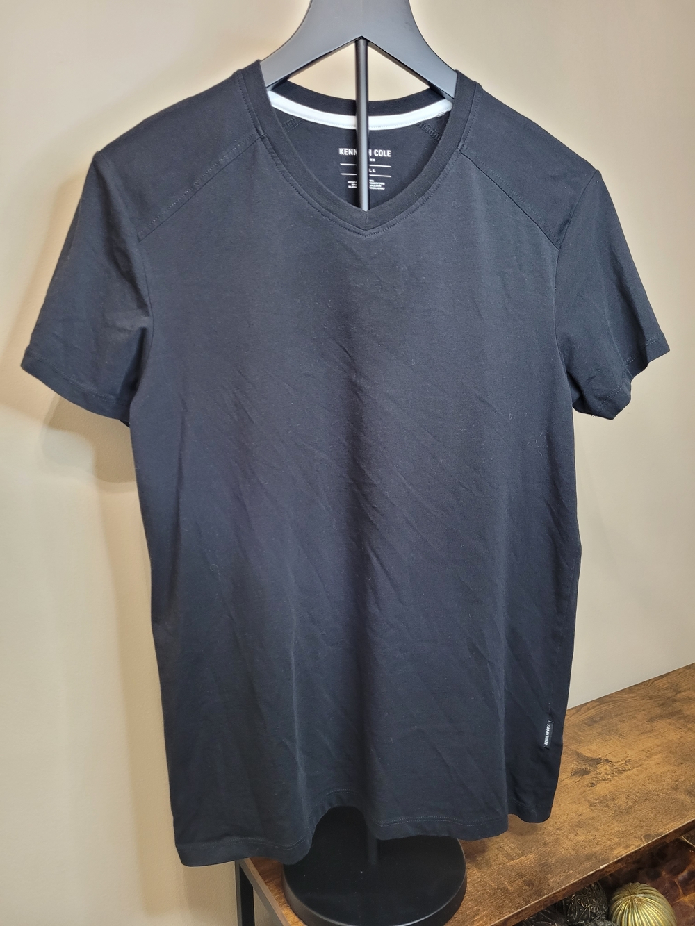 Kenneth Cole Black V-Neck Short Sleeve Tee size Small